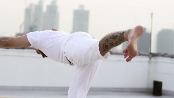 Hombre logrando equilibrio intermedio Yoga Pose de pie con una pierna — Vídeos de Stock