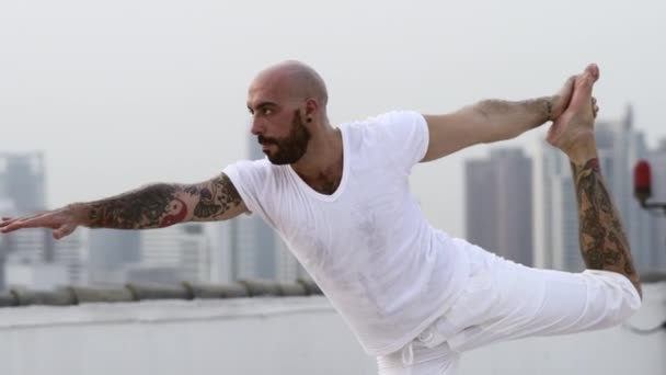 Man verlicht lichaam na een taaie yoga Pose van een been balanceren — Stockvideo