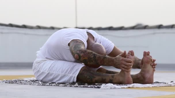 Bearded Guy Doing Extensive Stretching În timp ce Minte Pe The Ground — Videoclip de stoc
