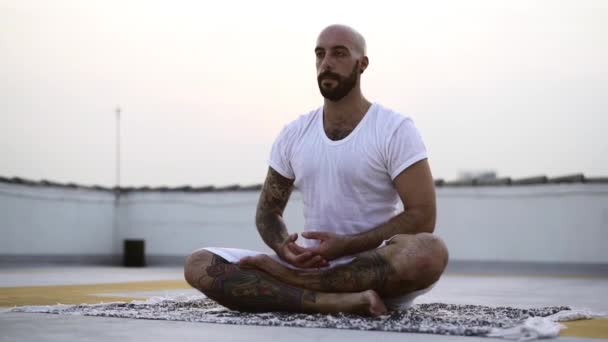 Gentleman svettas genom sin vita tröja mediterar — Stockvideo