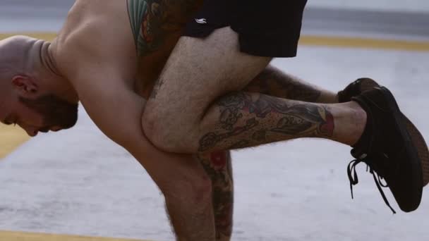 Mężczyzna wykonuje trudne jogi Pose z rękami na ziemi podczas równoważenia — Wideo stockowe