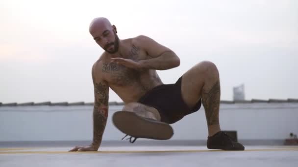 Practicante de Yoga Masculino Girando Su Cuerpo De Lado A Lado Estirando Sus Piernas — Vídeo de stock