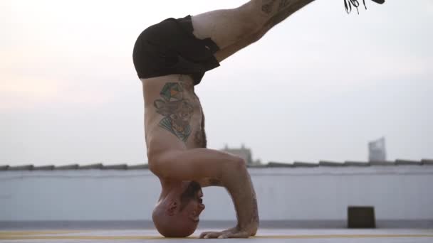 A jógi tökéletes fejet ér el, ha a kezei támogatják a testét. — Stock videók
