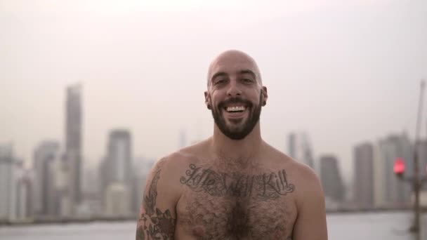 Shirtless Man sorrindo como ele desiste de ambos os polegares — Vídeo de Stock