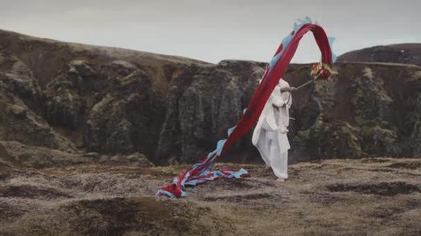 L'homme face à la caméra Un tissu pur dans un mouvement ascendant — Video