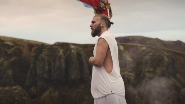 Une prise de vue concentrée de l'homme balaie une corde avec la tête de dragon dans les airs — Video