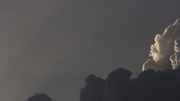 Una pintoresca vista de las nubes mientras se mueve en el desvanecido cielo azul — Vídeo de stock