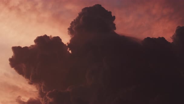 Colpo di scena di spettacolari nuvole di cumulo all'alba — Video Stock