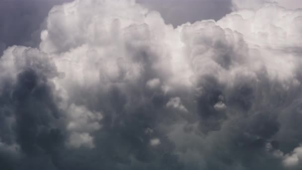 厚い雲が劇的にシルバーグレーにシフト — ストック動画