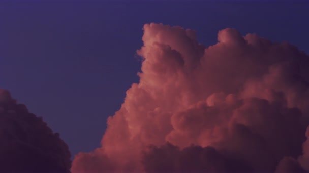 ほぼピンク色の影に変わる雲のタイムラプス — ストック動画