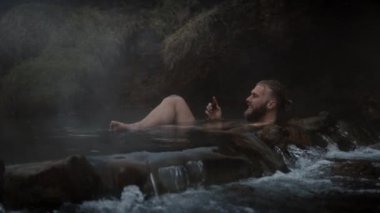 Erkek, Nehirde Rahatça Banyo Yapıyor Bir Çakıl Taşı Atar