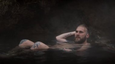 Bir Erkek Modeli Kayaları Atarken Nehre Batarken Oynar