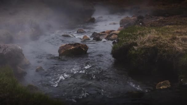 Water stroomt van een berghelling genereert stoom — Stockvideo