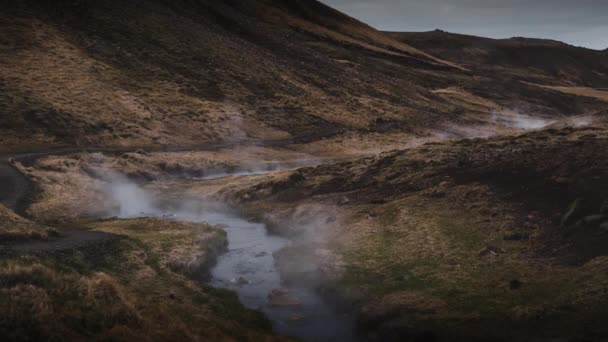 Volledige shot van een bergketen en rivier — Stockvideo