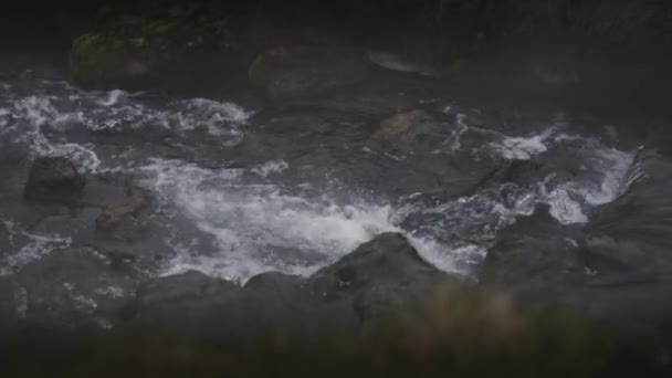 Wasser bildet Schaum, wenn es fließt — Stockvideo