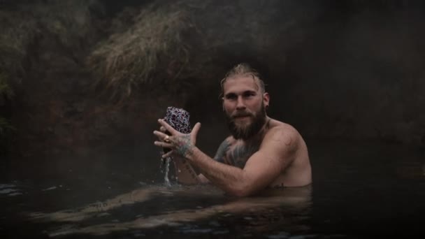 Hombre en topless se sumerge en un río — Vídeo de stock