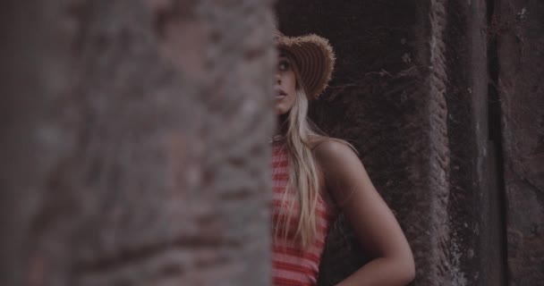 Снимок блондинки-модели, прислонившейся к стене — стоковое видео