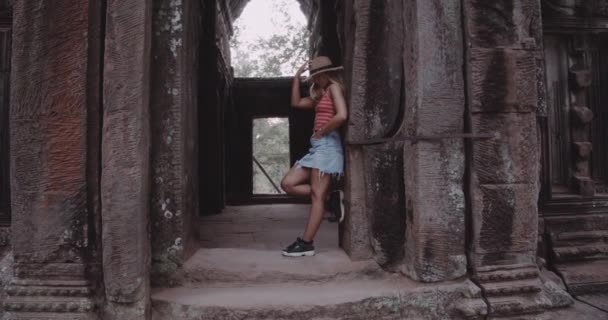 壮大な寺院遺跡上のブロンドモデルのポーズ — ストック動画