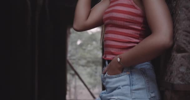 壁にもたれる若いブロンド女性モデルのショットを発表 — ストック動画