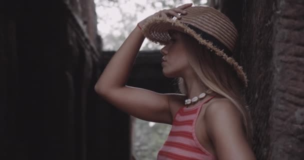 Güzel Genç Kadın Harabelere Yaslanırken Kamerada Gülümsüyor — Stok video