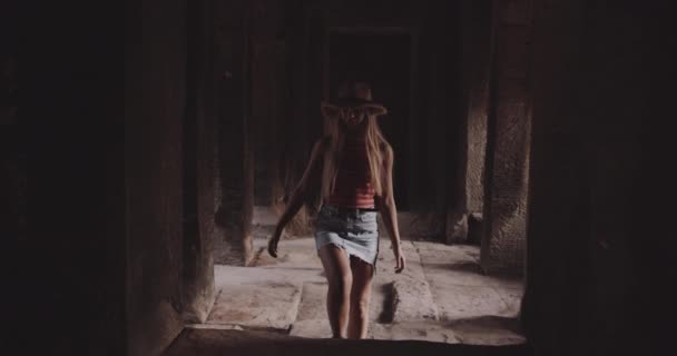 Blonda Tineri Femeie Roams Inauntru An Ancient Remains — Videoclip de stoc