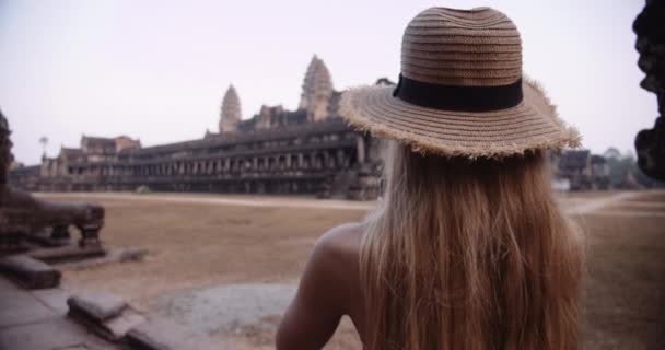Blonde Persoon vangt een van de Iconische ruïnes in Cambodja — Stockvideo