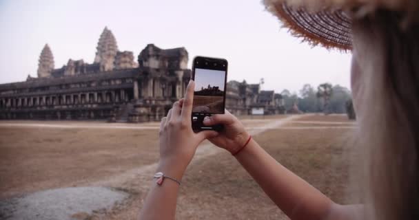Vrouw handen vastleggen van een pittoreske scène in Cambodja met een camera telefoon — Stockvideo