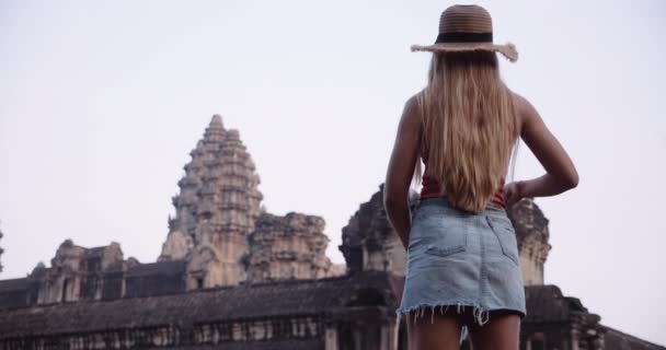 Turista loira tira um telefone da câmera para capturar uma vista panorâmica — Vídeo de Stock