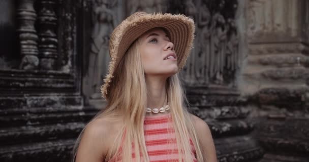 Atrakcyjna blondynka Młoda kobieta wpatrująca się w scenerię — Wideo stockowe