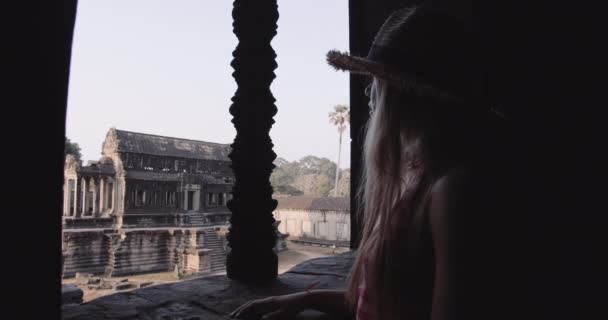 Modelo femenino mirando desde el interior de un cristal de ventana — Vídeo de stock