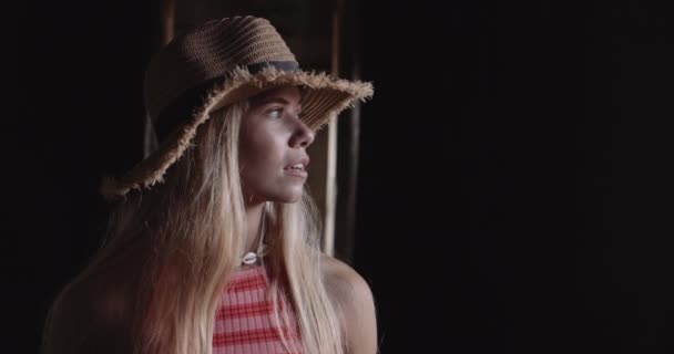 Eine mittlere Einstellung einer jungen schönen Frau, die auf die Kamera zugeht — Stockvideo