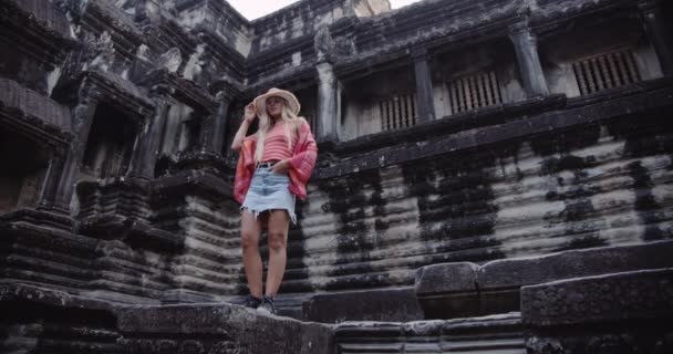 Kvinnliga turist Posing utanför ruiner av ett antikt tempel — Stockvideo