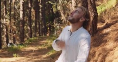 Ormanda Dans Eden Genç Adam