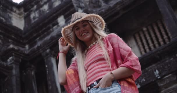 Hermosa mujer turística sonriendo en la cámara holandesa en ángulo fijada en un punto de vista bajo — Vídeos de Stock