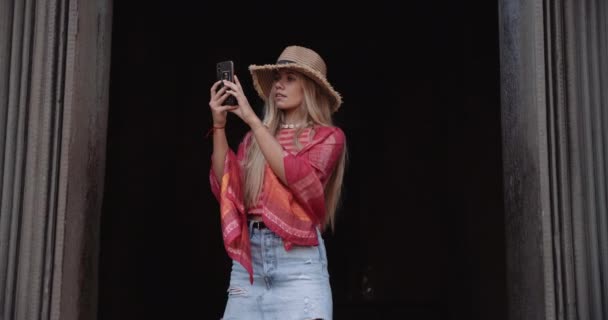 Fotografía media constante de una joven mujer capturando desde su teléfono de cámara — Vídeos de Stock