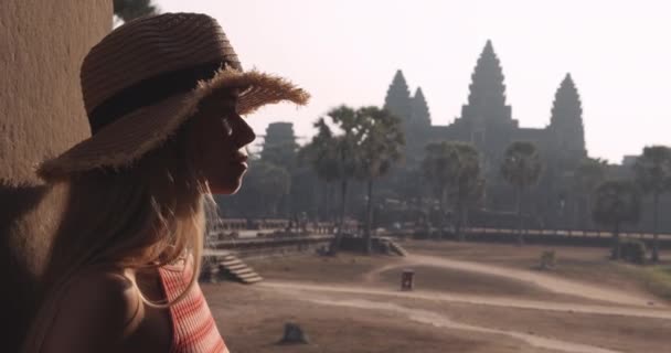 古代寺院の雄大な景観を見る女性モデル — ストック動画