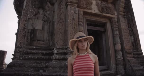 Stunning Young Female Models on the Backdrop of an Astonishing Structure — Stock Video