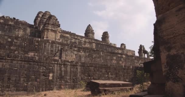 De boeiende oude tempel gebouwd met stenen — Stockvideo