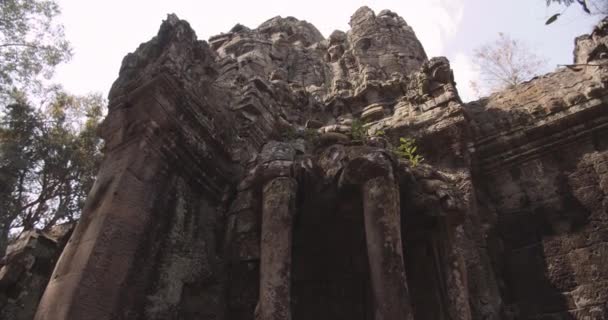 Ein stetiger Schuss kambodschanischer Ruinen mit einem komplizierten Design — Stockvideo