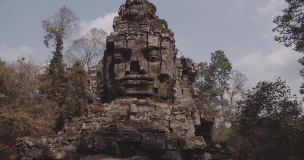 En sten struktur med Buddha Bildning med stenar fångas i Bayon Temple — Stockvideo