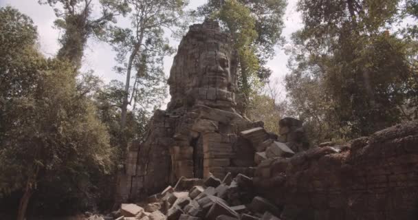 Standhafter Blick auf antike Ruinen aus Buddha-Gesicht auf hellgrauem Granit — Stockvideo