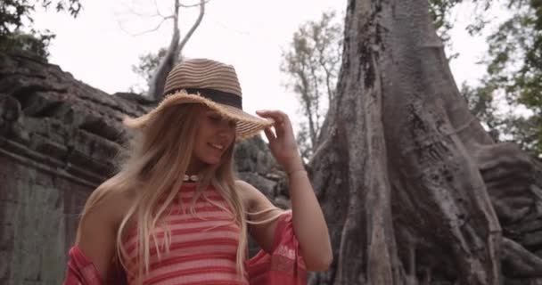 Medium Shot of a Young Blonde Female Tourist Smiling and Posing in the Камера — стоковое видео