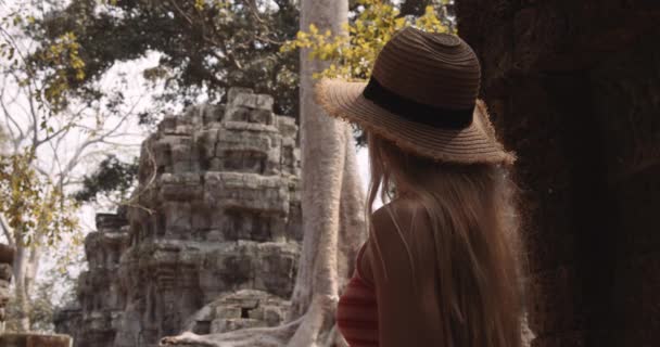 En ung kvinnlig resenär med kameran placerad på ryggen — Stockvideo