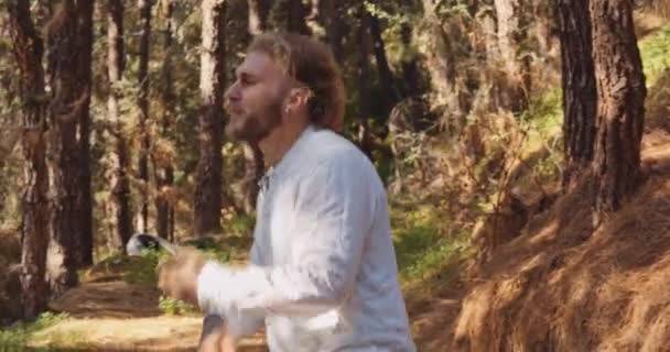 Uomo che balla freneticamente nella foresta — Video Stock