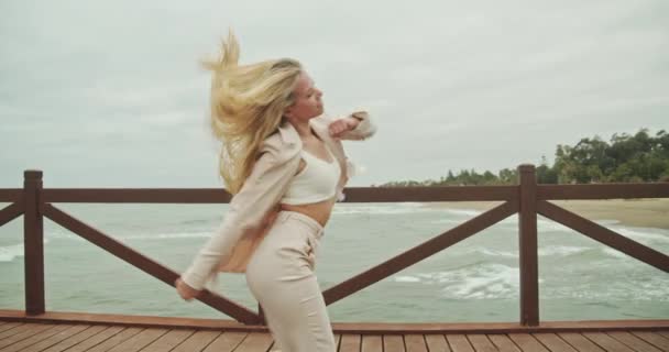 Dansen vrouw op de kust pier — Stockvideo