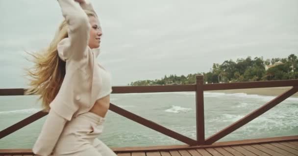 Baile mujer Cartwheeling y girando en muelle — Vídeos de Stock