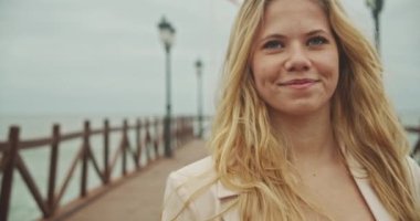 İskeledeki Spor Ayakkabılı Dansçı