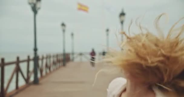 Danseuse performant à la caméra sur le quai — Video