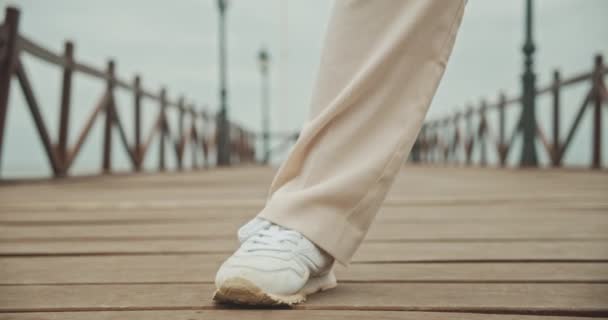 Danser starten Routine op de pier — Stockvideo