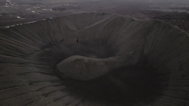 Drone sobre cratera vulcânica na Islândia — Vídeo de Stock